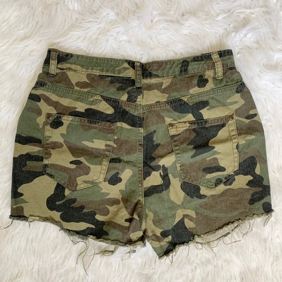 Pretty Little Thing Distressed Camo Shorts - Picture 5 of 8